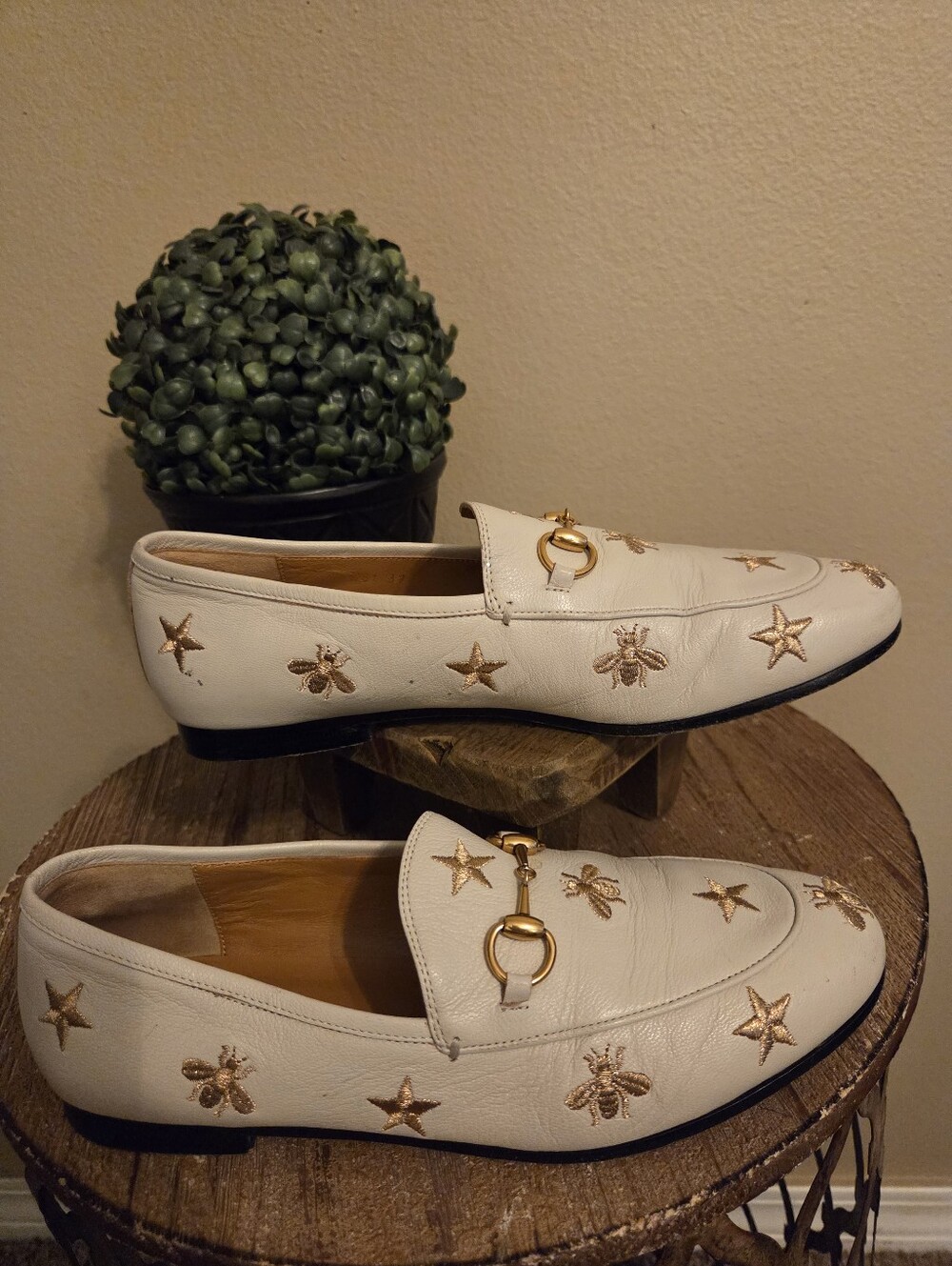 GUCCI Jordaan Cream Goat Skin Leather Embroidered Bee Star Horsebit Loafers EU 9